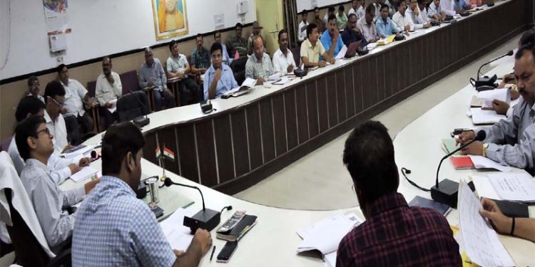 राजस्व वसूली में कमी पर ईओ का रुकेगा वेतन: डीएम