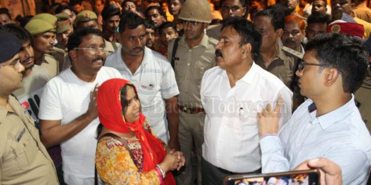 फर्नीचर शोरुम में लगी आग, लाखों के नुकसान की आशंका