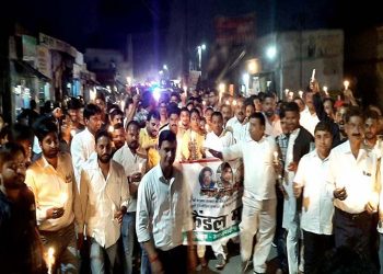 सपा ने निकाला कैंडल मार्च, पीड़ितों के लिए मांंगा इंसाफ