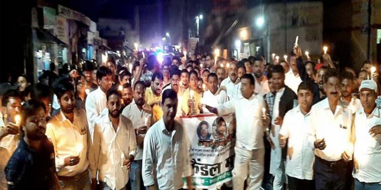सपा ने निकाला कैंडल मार्च, पीड़ितों के लिए मांंगा इंसाफ