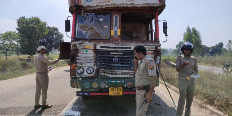 अचानक ब्रेक लगाने से तेज रफ्तार ट्रकों की भिडंत, दो घायल