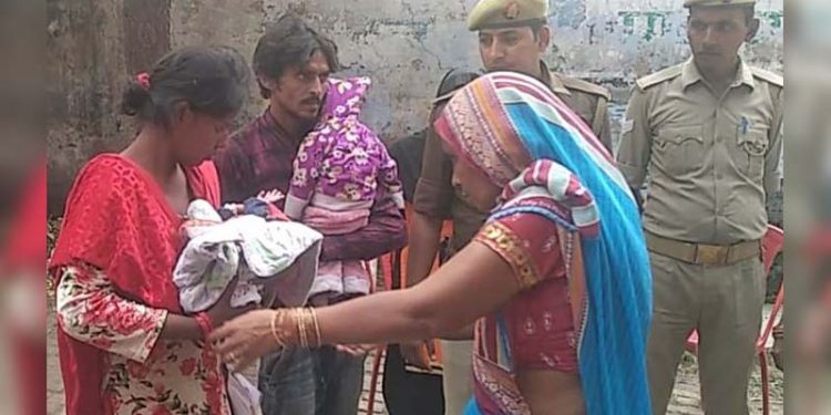 दंपति को वापस मिली नवजात, गरीबी की वजह से की थी दान