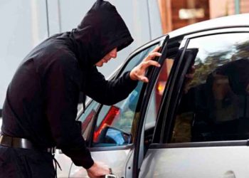 घर के बाहर खड़ी कार चोरी, उझानी में एक माह में तीसरी वारदात