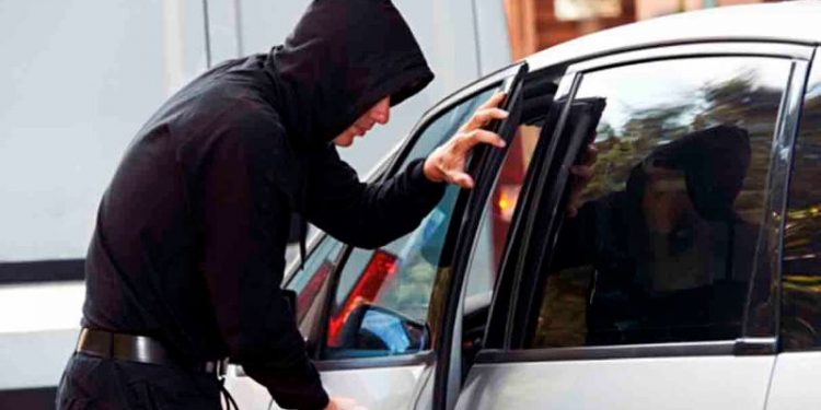 घर के बाहर खड़ी कार चोरी, उझानी में एक माह में तीसरी वारदात
