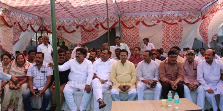 उझानी ब्लॉक प्रमुख रत्नेश यादव के खिलाफ अविश्वास प्रस्ताव पास