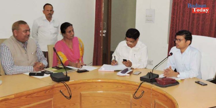 चौपट सफाई व्यवस्था पर डीएम ने लगाई ईओ की क्लास