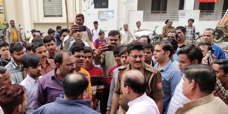 उझानी: पक्षपात, कहासुनी, हाथापाई, हड़ताल के साथ खत्म हुआ अतिक्रमण हटाओ अभियान