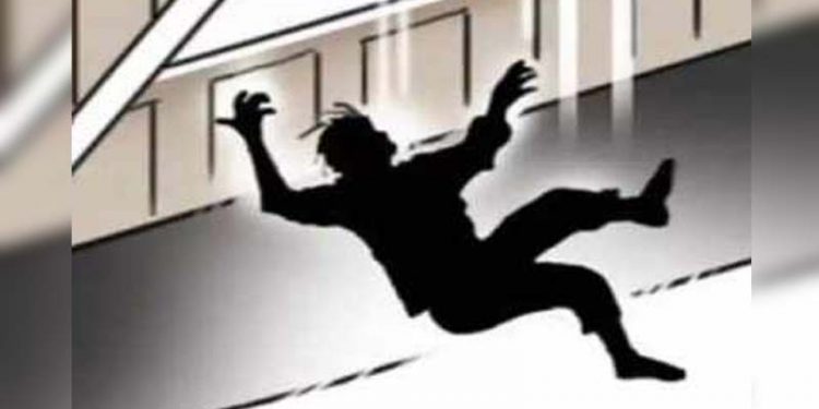 पुलिस से बचने के लिए अचानक कूदा युवक, हालत गंभीर