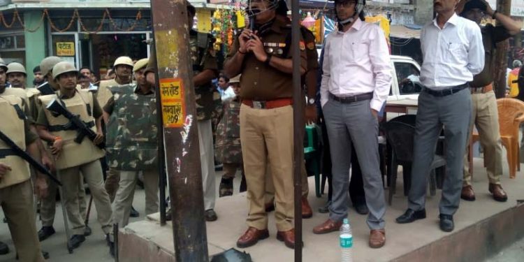 अयोध्या पर फैसले से पहले बढ़ी सतर्कता, डीएम व एसएसपी ने किया फ्लैग मार्च