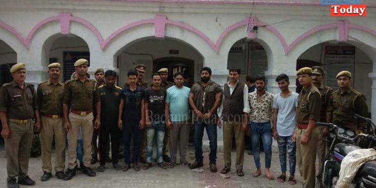 उझानी: कोतवाली में हंगामा, धारा 144 के उल्लंघन में 10 गिरफ्तार