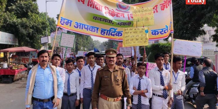 उझानी: बच्चों ने रैली निकाल दिया सड़क सुरक्षा का संदेश