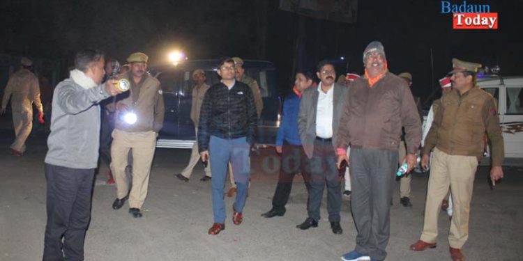 उझानी: हाईवे से हटा अतिक्रमण, अवैध दुकानों पर भी गिरेजी गाज