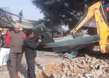 प्रशासन ने हटवाया भगवान ढाबे का अतिक्रमण