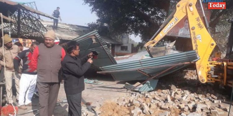 प्रशासन ने हटवाया भगवान ढाबे का अतिक्रमण