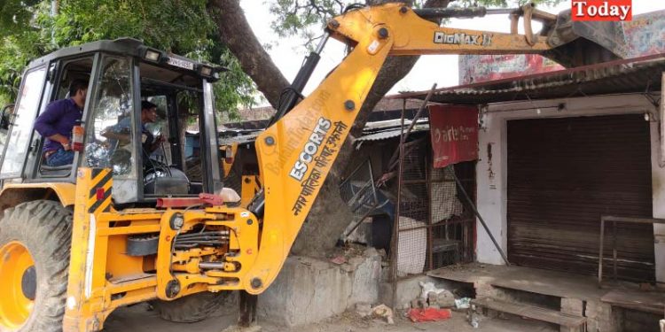 उझानी में पालिका, पीडब्ल्यूडी ध्वस्त करेगा अतिक्रमण