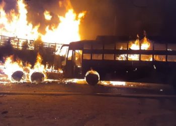 टक्कर के बाद ट्रक-बस में लगी भीषण आग, जिन्दा जले यात्री, मुआवजे का ऐलान