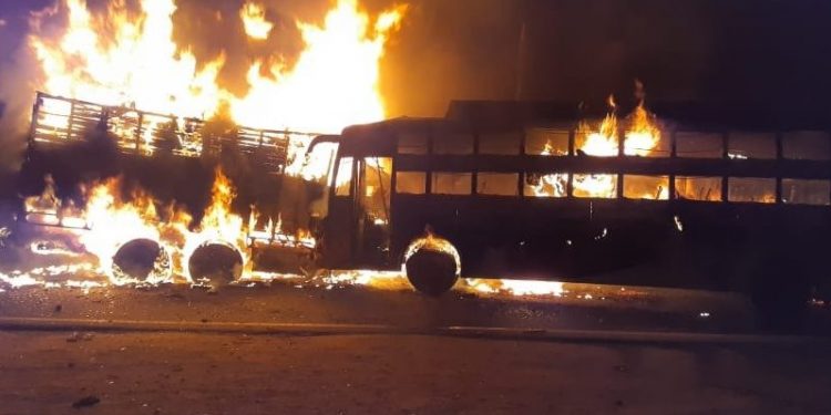 टक्कर के बाद ट्रक-बस में लगी भीषण आग, जिन्दा जले यात्री, मुआवजे का ऐलान