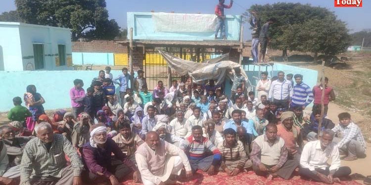 उझानी: आश्वासन की घुट्टी से तंग आकर धरने पर बैठे ग्रामीण, बच्चों को नहीं भेजा स्कूल