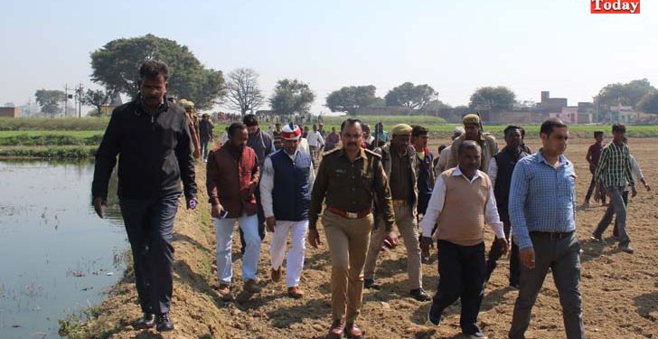 गंदे पानी से गाँव में फैली बीमारियाँ, एसडीएम ने लिया जायजा