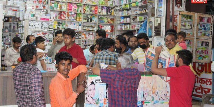 लॉकडाउन: पीएम मोदी के भाषण के बाद बाजारों में उमड़ी भीड़