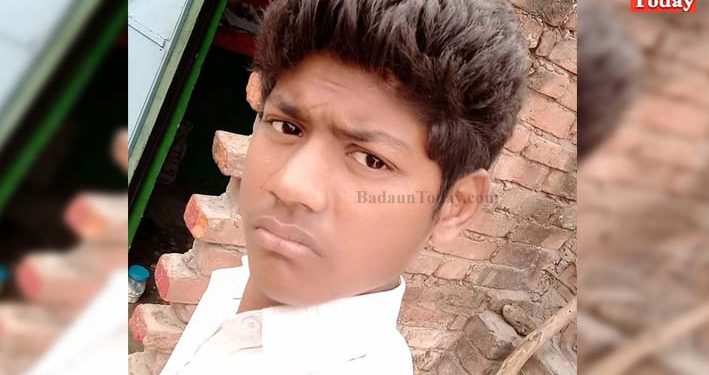 उझानी: फुटबॉल के पोल पर लटक कलाबाजी में मासूम की मौत