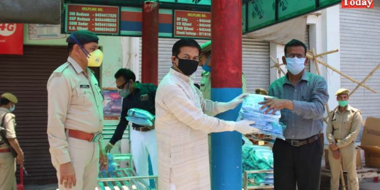 बीएल वर्मा ने कोरोना कर्मवीरों को सौंपी पीपीई किट
