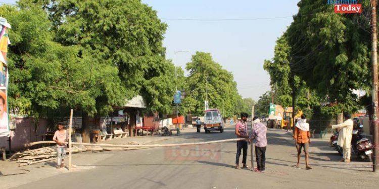 17 कोरोना मरीज मिलने के बाद शहर में पसरा सन्नाटा, उझानी अस्पताल का इलाका भी सील