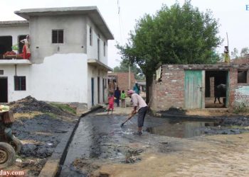 गंदगी और जलभराव से परेशान ग्रामीणों का प्रदर्शन