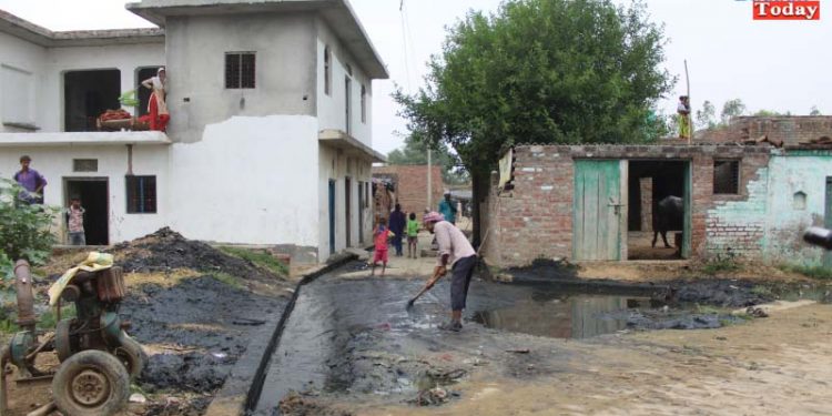 गंदगी और जलभराव से परेशान ग्रामीणों का प्रदर्शन