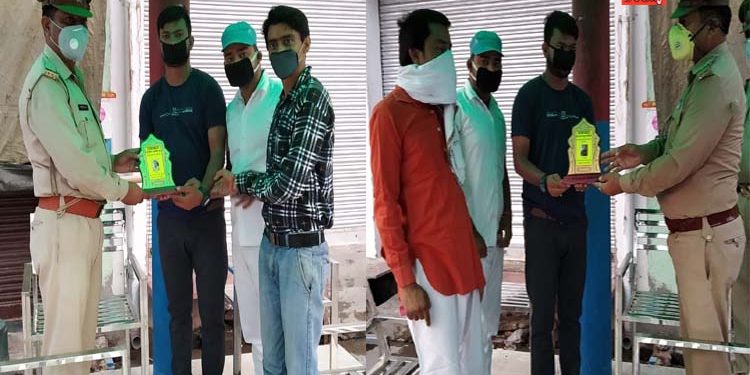 उझानी पुलिस को कोरोना योद्धा का सम्मान