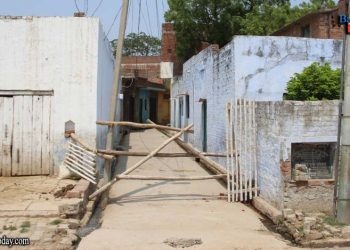 उझानी: हॉटस्पॉट क्षेत्र में घर-घर जाकर सर्वे, बैरेकेडिंग फांदकर बाहर घूम रहे हैं लोग