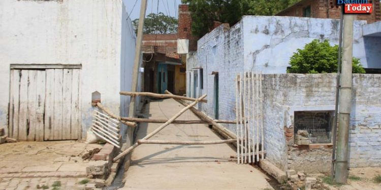 उझानी: हॉटस्पॉट क्षेत्र में घर-घर जाकर सर्वे, बैरेकेडिंग फांदकर बाहर घूम रहे हैं लोग