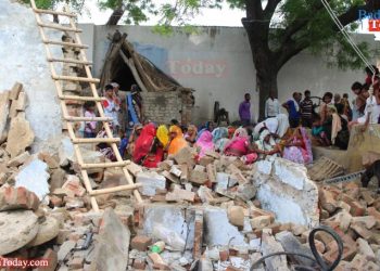 मकान ढहने से मासूम भाई-बहन की दबकर मौत, दो घायल
