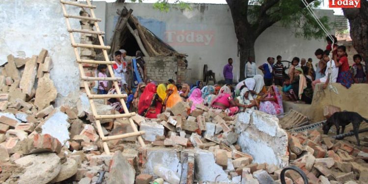 मकान ढहने से मासूम भाई-बहन की दबकर मौत, दो घायल