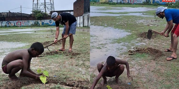 तेज बरसात में भी पौधों को सरंक्षित करने पहुंचे उझानी के समाजसेवी