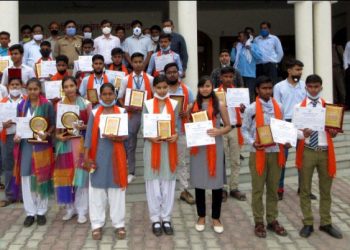 दसवीं-बारहवीं के मेधावियों को डीएम व एसएसपी ने किया सम्मानित