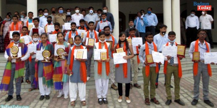 दसवीं-बारहवीं के मेधावियों को डीएम व एसएसपी ने किया सम्मानित