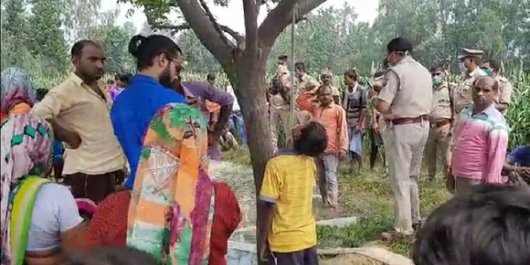 खेत मे लटका मिला किशोर का शव, परिजनों ने लगाया हत्या का आरोप
