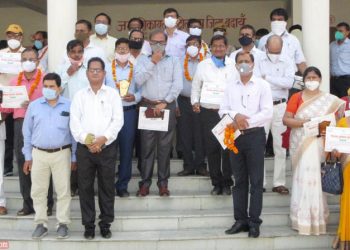 शिक्षा में उल्लेखनीय योगदान के लिए शिक्षक सम्मानित