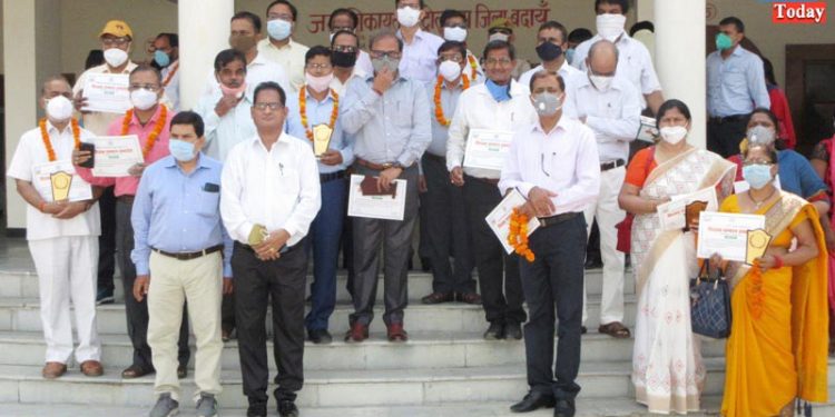 शिक्षा में उल्लेखनीय योगदान के लिए शिक्षक सम्मानित