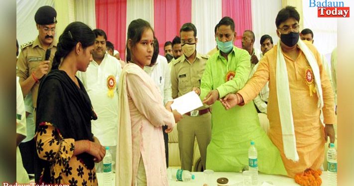 सिलाई मशीन, साईकल पाकर गदगद हुए ग्रामीण, सीओ अनिरूद्ध सिंह की हुई वाहवाही