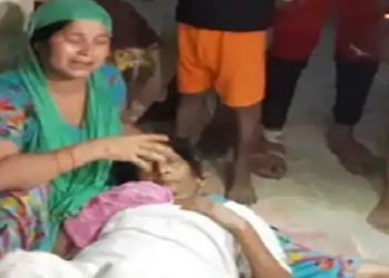 दबिश देने गयी पुलिस को देख छत से गिरी महिला