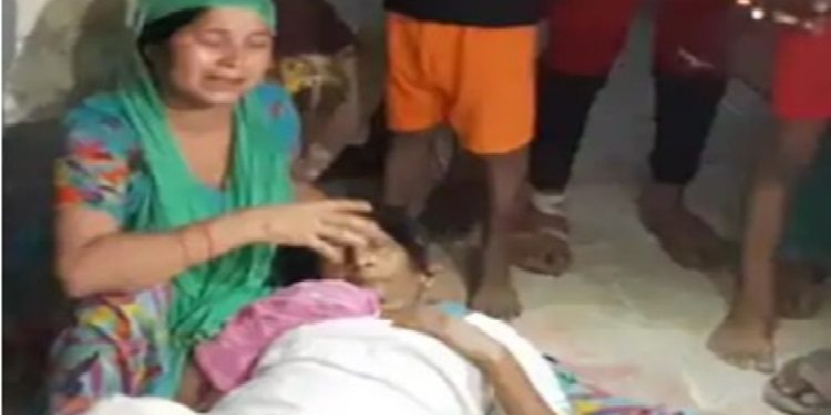 दबिश देने गयी पुलिस को देख छत से गिरी महिला