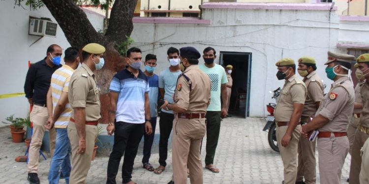 उझानी: दरोगा के बाद सिपाही ने खुद को मारी गोली, कोतवाली पहुँचे डीआईजी