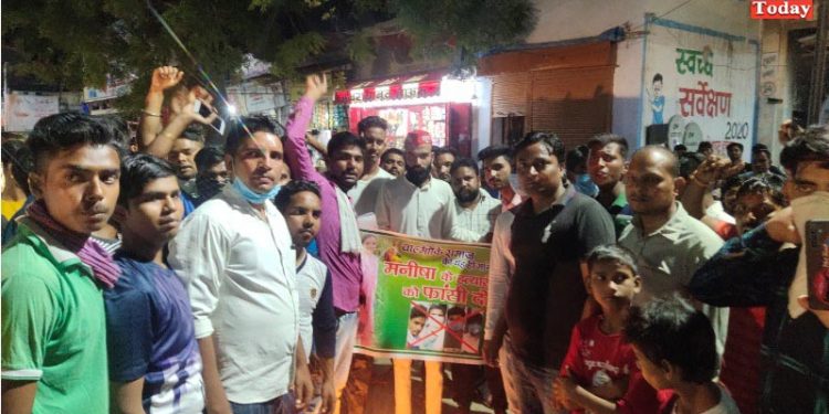 बेटी को न्याय जरुरी है लेकिन कैंडिल मार्च के पोस्टर में तस्वीर हाथरस पीड़िता की नहीं है