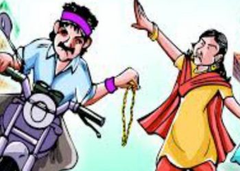 महिला के कुंडल छीनकर भागा बाइक सवार