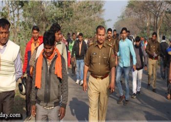 सड़क किनारे पड़ा मिला बाइक सवार का शव, हत्या का आरोप