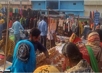 सोशल डिस्टेंसिंग के नियम का उल्लंघन करने पर उझानी का साप्ताहिक बुध बाजार बंद