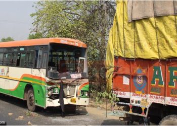 खड़े ट्रक में रोडवेज बस ने मारी टक्कर, 7 घायल