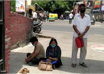 कोरोना वैक्सीन से गयी लेखपाल की आंखों की रोशनी, पत्नी का डीएम के खिलाफ धरना